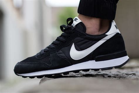 grijze nike sneakers internationalist se wmns|nike internationalist black shoes.